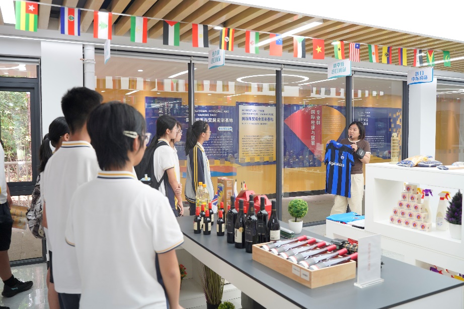 【学院动态】鸡鸣山学校学子探秘商城多语跨境电商...