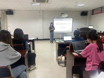 小孩们在房间里中度可信度描述已自动生成