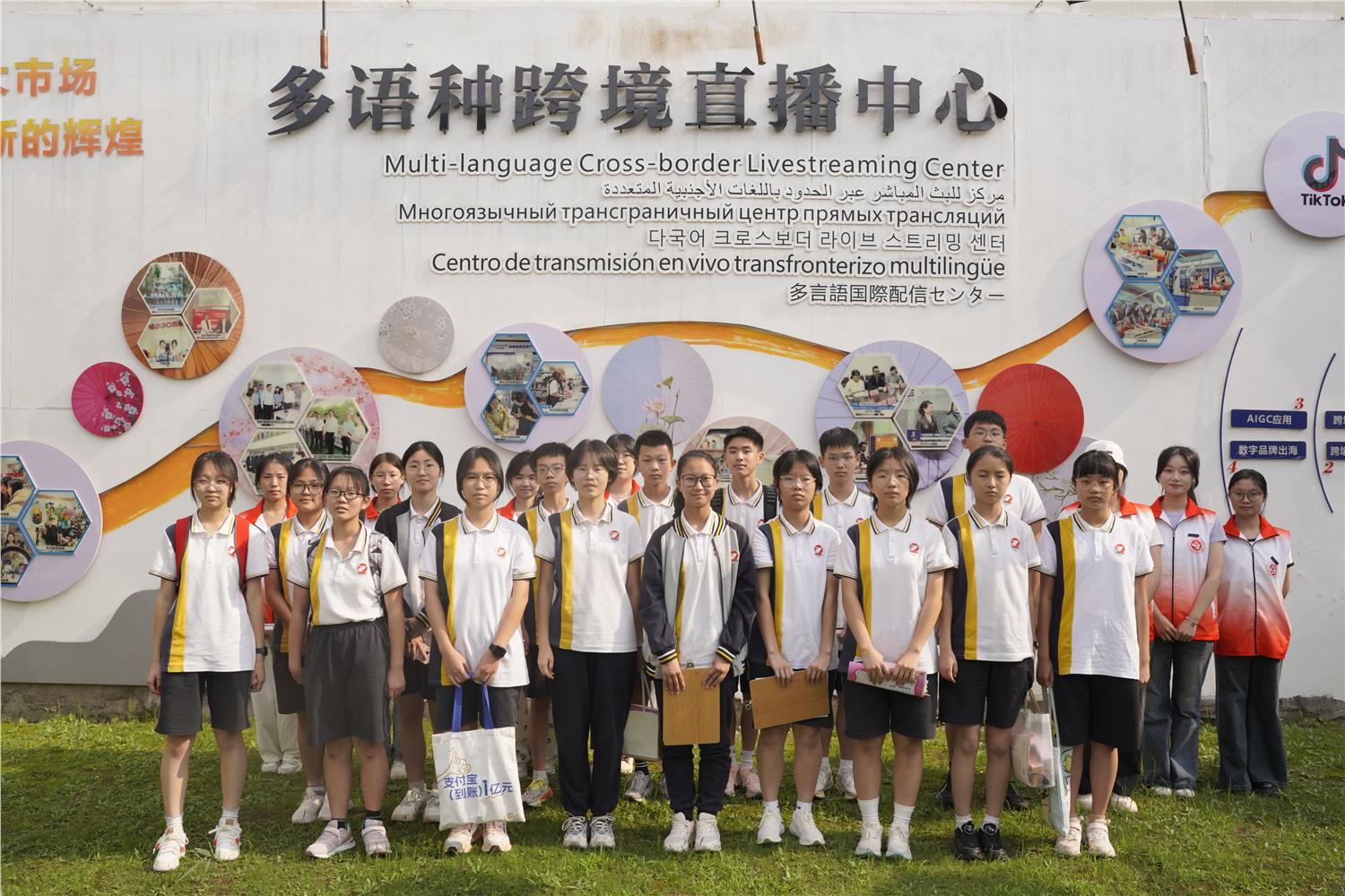 大中小学思政教育一体化“实景课堂”开讲！外语外...